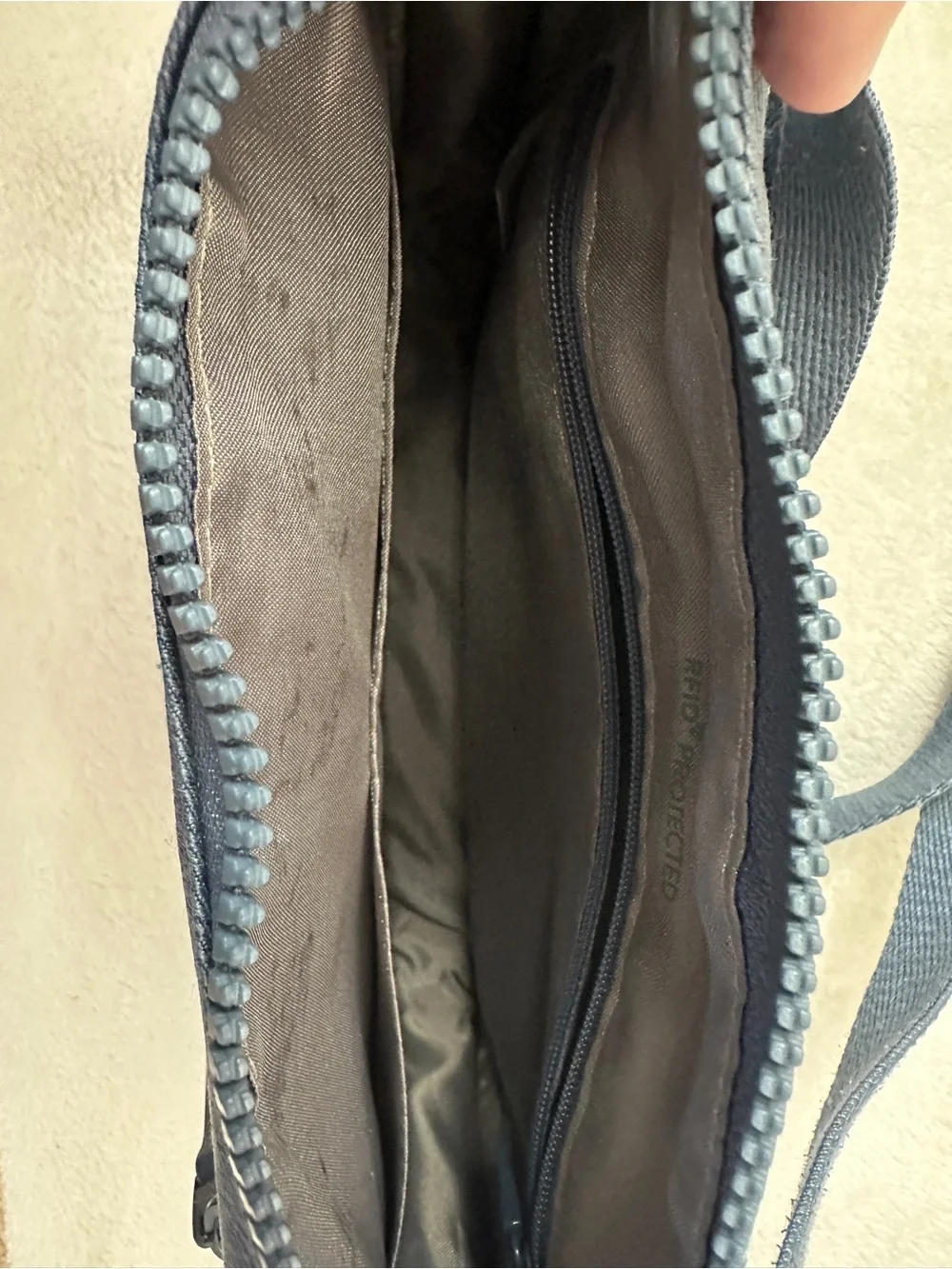 Hedgren Crossbody w/ RFID